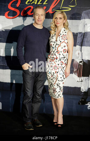 Madrid, Espagne. 18 avril, 2017. Les acteurs Bob Odenkirk et Rhea Seehorn durant la photocall du film "mieux appeler saul' à Madrid 04/18/2017 Credit : Gtres información más Comuniación on line,S.L./Alamy Live News Banque D'Images