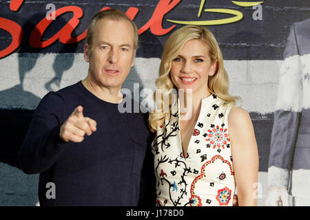 Madrid, Espagne. 18 avril, 2017. Les acteurs Bob Odenkirk et Rhea Seehorn durant la photocall du film "mieux appeler saul' à Madrid 04/18/2017 Credit : Gtres información más Comuniación on line,S.L./Alamy Live News Banque D'Images