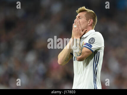 Madrid, Espagne. 18 avr, 2017. Real Madrid's Toni Kroos réagit au cours de la finale de la Ligue des Champions match match retour entre le Real Madrid et le Bayern de Munich au Santiago Bernabeu à Madrid, Espagne, 18 avril 2017. Photo : Andreas Gebert/dpa/Alamy Live News Banque D'Images