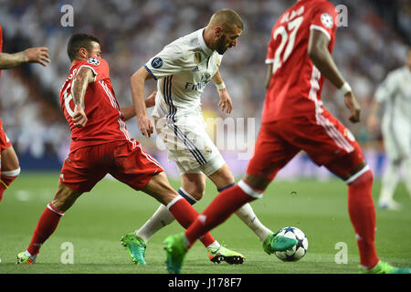 Madrid, Espagne. 18 avr, 2017. Le Bayern de Munich, Thiago Alcantara (l) et du Real Madrid Karim Benzema en action lors de la finale de la Ligue des Champions match match retour entre le Real Madrid et le Bayern de Munich au Santiago Bernabeu à Madrid, Espagne, 18 avril 2017. Photo : Andreas Gebert/dpa/Alamy Live News Banque D'Images