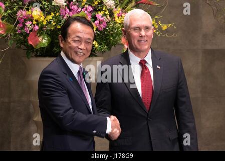 Tokyo, Japon. 18 avr, 2017. Le Vice-président américain Mike Pence, droite, serre la main du ministre des Finances japonais Taro Aso avant le Japon et les États-Unis Dialogue économique au Cabinet du Premier Ministre, 18 avril 2017 à Tokyo, Japon. Pence est à sa première visite officielle au Japon en tant que vice-président. Credit : Planetpix/Alamy Live News Banque D'Images