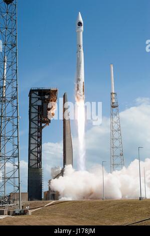 Cap Canaveral, Floride, USA. 18 avr, 2017. L'Alliance de lancement de fusées Delta V avec l'ATK Orbital Cygnus module pressurisé cargo décollera à partir de l'espace complexe de lancement 41 à Cap Canaveral Air Force Station, 18 avril 2017 à Cape Canaveral, en Floride. La fusée lancée avec succès l'exercice 7 600 livres de l'approvisionnement de la Station spatiale internationale en un décollage impeccable. Credit : Planetpix/Alamy Live News Banque D'Images