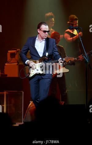 Edinburgh, Ecosse, Royaume-Uni. 18 avril 2017. Joe Bonamassa joue sur la scène à Usher Hall Theatre. Édimbourg. Pako Mera/Alamy Live News Banque D'Images