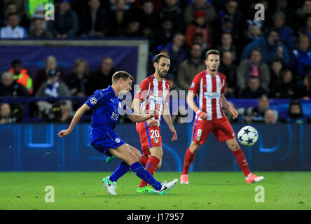 Leicester, Angleterre, 18e, avril, 2017. Marc Albrighton tire de Leicester au cours de la Ligue des Champions Quart de finale entre Leicester City FC et de l'Atlético Madrid. © Phil Hutchinson/Alamy Live News Banque D'Images