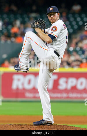 Houston, TX, USA. Apr 17, 2017. Astros de Houston lanceur droitier Chris Devenski (47) lance un lancer au cours du jeu entre la MLB Los Angeles Angels et les Astros de Houston au Minute Maid Park de Houston, TX. John Glaser/CSM/Alamy Live News Banque D'Images