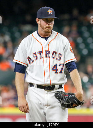 Houston, TX, USA. Apr 17, 2017. Astros de Houston lanceur droitier Chris Devenski (47) lance un lancer au cours du jeu entre la MLB Los Angeles Angels et les Astros de Houston au Minute Maid Park de Houston, TX. John Glaser/CSM/Alamy Live News Banque D'Images