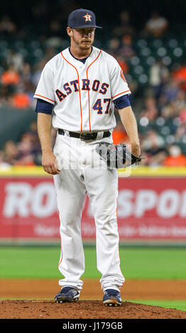 Houston, TX, USA. Apr 17, 2017. Astros de Houston lanceur droitier Chris Devenski (47) lance un lancer au cours du jeu entre la MLB Los Angeles Angels et les Astros de Houston au Minute Maid Park de Houston, TX. John Glaser/CSM/Alamy Live News Banque D'Images