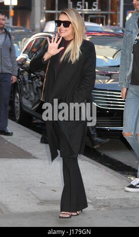 New York, NY, USA. 18 avr, 2017. Ashley Benson repéré arrivant à 'Good Morning America' pour parler de la dernière saison de la série télévisée 'Pretty Little Liars' à New York, New York le 18 avril 2017. Rainmaker : Crédit Photo/media/Alamy Punch Live News Banque D'Images