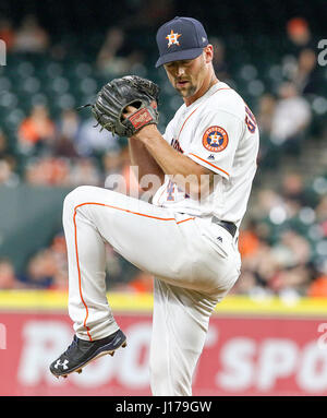 Houston, TX, USA. Apr 17, 2017. Astros de Houston lanceur droitier Luke Gregerson (44) lance un lancer au cours du jeu entre la MLB Los Angeles Angels et les Astros de Houston au Minute Maid Park de Houston, TX. John Glaser/CSM/Alamy Live News Banque D'Images