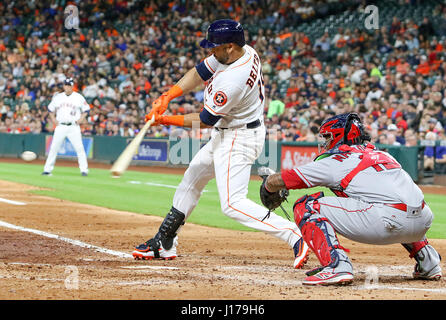 Houston, TX, USA. Apr 17, 2017. Astros de Houston frappeur Carlos Beltran (15) pivote à un lancer au cours du jeu entre la MLB Los Angeles Angels et les Astros de Houston au Minute Maid Park de Houston, TX. John Glaser/CSM/Alamy Live News Banque D'Images