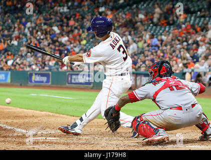 Houston, TX, USA. Apr 17, 2017. Le voltigeur des Houston Astros Norichika Aoki (3) pivote à un lancer au cours du jeu entre la MLB Los Angeles Angels et les Astros de Houston au Minute Maid Park de Houston, TX. John Glaser/CSM/Alamy Live News Banque D'Images