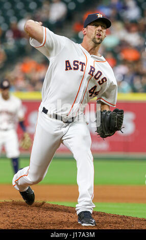 Houston, TX, USA. Apr 17, 2017. Astros de Houston lanceur droitier Luke Gregerson (44) lance un lancer au cours du jeu entre la MLB Los Angeles Angels et les Astros de Houston au Minute Maid Park de Houston, TX. John Glaser/CSM/Alamy Live News Banque D'Images