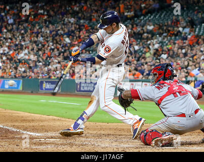 Houston, TX, USA. Apr 17, 2017. Astros de Houston droit fielder Josh Reddick (22) pivote à un lancer au cours du jeu entre la MLB Los Angeles Angels et les Astros de Houston au Minute Maid Park de Houston, TX. John Glaser/CSM/Alamy Live News Banque D'Images