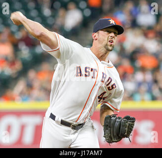 Houston, TX, USA. Apr 17, 2017. Astros de Houston lanceur droitier Luke Gregerson (44) lance un lancer au cours du jeu entre la MLB Los Angeles Angels et les Astros de Houston au Minute Maid Park de Houston, TX. John Glaser/CSM/Alamy Live News Banque D'Images