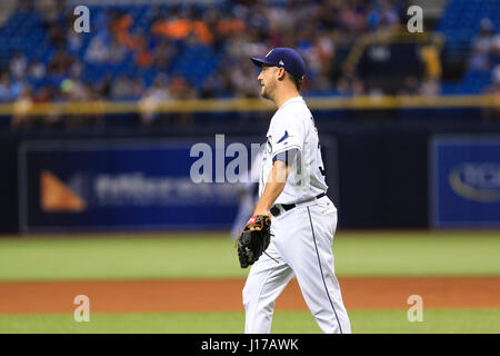 Saint Petersburg, Florida, USA. 18 avr, 2017. Vous VRAGOVIC | fois.Rays de Tampa Bay le lanceur partant Matt Andriese (35) réagit à la solo accueil géré par le joueur de premier but des Detroit Tigers Miguel Cabrera (24) dans la première manche du match entre les Tigers de Detroit et les Rays de Tampa Bay au Tropicana Field à Saint-Pétersbourg, en Floride, le Mardi, Avril 18, 2017. Credit : Vragovic/Tampa Bay Times/ZUMA/Alamy Fil Live News Banque D'Images