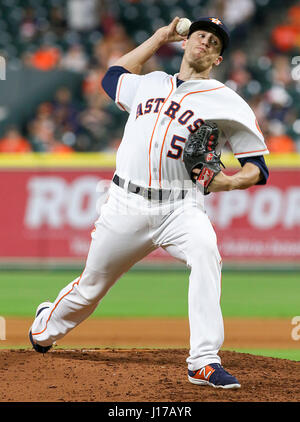 Houston, TX, USA. Apr 17, 2017. Astros de Houston lanceur droitier Ken Giles (53) lance un lancer au cours du jeu entre la MLB Los Angeles Angels et les Astros de Houston au Minute Maid Park de Houston, TX. John Glaser/CSM/Alamy Live News Banque D'Images