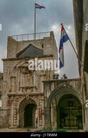 Korcula, Croatie. 9 octobre, 2004. Le 13e siècle Tower (Tour Revelin du Sud Land Gate ou Veliki Revelin), la porte de la sortie/entrée de la vieille ville de Korcula, Croatie. Korcula est devenue une destination touristique internationale. Credit : Arnold Drapkin/ZUMA/Alamy Fil Live News Banque D'Images