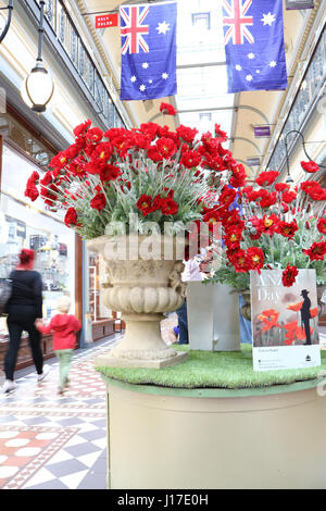 Adélaïde, Australie. Apr 19, 2017. Une galerie marchande à Adélaïde est décorée de drapeaux et de coquelicots rouges que l'Australie s'apprête à célébrer le 102e anniversaire du débarquement de l'Anzac à Gallipoli le 25 avril 1915 par les troupes de l'Australian and New Zealand Army Corps (ANZAC). Credit : amer ghazzal/Alamy Live News Banque D'Images