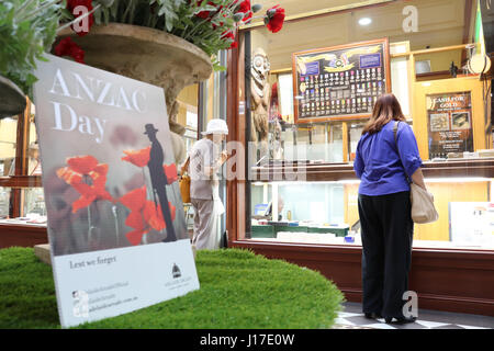 Adélaïde, Australie. Apr 19, 2017. Une galerie marchande à Adélaïde est décorée de drapeaux et de coquelicots rouges que l'Australie s'apprête à célébrer le 102e anniversaire du débarquement de l'Anzac à Gallipoli le 25 avril 1915 par les troupes de l'Australian and New Zealand Army Corps (ANZAC). Credit : amer ghazzal/Alamy Live News Banque D'Images