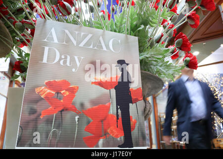 Adélaïde, Australie. Apr 19, 2017. Une galerie marchande à Adélaïde est décorée de drapeaux et de coquelicots rouges que l'Australie s'apprête à célébrer le 102e anniversaire du débarquement de l'Anzac à Gallipoli le 25 avril 1915 par les troupes de l'Australian and New Zealand Army Corps (ANZAC). Credit : amer ghazzal/Alamy Live News Banque D'Images