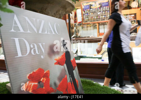 Adélaïde, Australie. Apr 19, 2017. Une galerie marchande à Adélaïde est décorée de drapeaux et de coquelicots rouges que l'Australie s'apprête à célébrer le 102e anniversaire du débarquement de l'Anzac à Gallipoli le 25 avril 1915 par les troupes de l'Australian and New Zealand Army Corps (ANZAC). Credit : amer ghazzal/Alamy Live News Banque D'Images