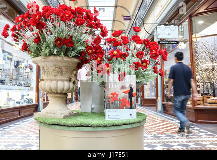 Adélaïde, Australie. Apr 19, 2017. Une galerie marchande à Adélaïde est décorée de drapeaux et de coquelicots rouges que l'Australie s'apprête à célébrer le 102e anniversaire du débarquement de l'Anzac à Gallipoli le 25 avril 1915 par les troupes de l'Australian and New Zealand Army Corps (ANZAC). Credit : amer ghazzal/Alamy Live News Banque D'Images