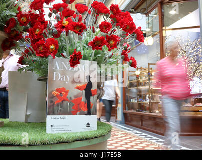 Adélaïde, Australie. Apr 19, 2017. Une galerie marchande à Adélaïde est décorée de drapeaux et de coquelicots rouges que l'Australie s'apprête à célébrer le 102e anniversaire du débarquement de l'Anzac à Gallipoli le 25 avril 1915 par les troupes de l'Australian and New Zealand Army Corps (ANZAC). Credit : amer ghazzal/Alamy Live News Banque D'Images