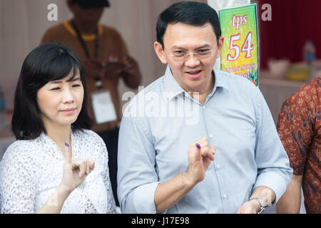 Jakarta, Indonésie. Apr 19, 2017. Basuki Tjahaja Purnama (R) et son épouse Veronica Tan montrent leurs doigts après l'exercice de leur droit de vote à Jakarta, Indonésie, le 19 avril 2017. Des millions de résidents dans la capitale de l'Indonésie Jakarta se sont rendus aux urnes mercredi pour récupérer un gouverneur dans un deuxième tour de l'élection. Deux candidats au poste de gouverneur - titulaire Basuki Tjahaja Purnama et ancien ministre de l'éducation Anies Baswedan - sont en concurrence dans l'écoulement. Sanovri Crédit : Veri/Xinhua/Alamy Live News Banque D'Images