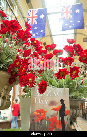 Adélaïde, Australie. Apr 19, 2017. Une galerie marchande à Adélaïde est décorée de drapeaux et de coquelicots rouges que l'Australie s'apprête à célébrer le 102e anniversaire du débarquement de l'Anzac à Gallipoli le 25 avril 1915 par les troupes de l'Australian and New Zealand Army Corps (ANZAC). Credit : amer ghazzal/Alamy Live News Banque D'Images