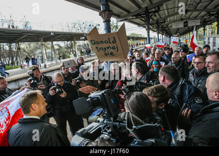 Sopot, Pologne. Apr 19, 2017. Président du Conseil européen, Donald Tusk en attente de train pour Varsovie est vu le 19 avril 2017 à Sopot, Pologne. Tusk est de témoigner à titre de témoin dans l'enquête sur la coopération de l'armée polonaise avec service de contre-espionnage Le Service fédéral russe de sécurité. Credit : Michal Fludra/Alamy Live News Banque D'Images