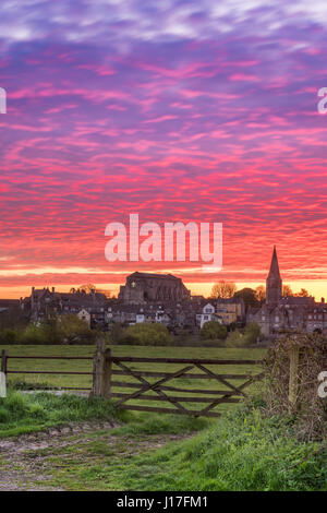 Wiltshire, Royaume-Uni. Apr 19, 2017. UK - Après une nuit froide en avril, une belle aube du ciel s'allume en rouge sur le marché de la ville de Malmesbury Wiltshire. Credit : Terry Mathews/Alamy Live News Banque D'Images