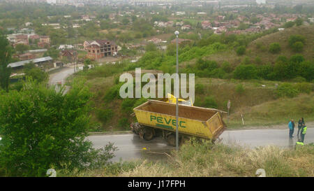 Veles, R, Macédoine. Apr 19, 2017. Тraffic accident avec un camion à la sortie de l'autoroute à Skopje Skopje - Skopje près du rond-point de rencontre. Credit : Dragan Ristovski/Alamy Live News Banque D'Images