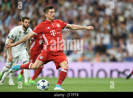 Madrid, Espagne. 18 avr, 2017. Munich's Robert Lewandowski prend une pénalité au cours de la deuxième étape de la Ligue des Champions quart de finale entre le Real Madrid et le Bayern de Munich à Madrid, Espagne, 18 avril 2017. Photo : Andreas Gebert/dpa/Alamy Live News Banque D'Images