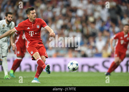 Madrid, Espagne. 18 avr, 2017. Munich's Robert Lewandowski prend une pénalité au cours de la deuxième étape de la Ligue des Champions quart de finale entre le Real Madrid et le Bayern de Munich à Madrid, Espagne, 18 avril 2017. Photo : Andreas Gebert/dpa/Alamy Live News Banque D'Images