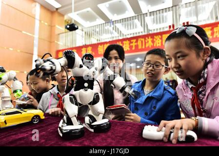 Hefei, Hefei, Chine. Apr 19, 2017. Hefei, Chine-Avril 19 2017 : (usage éditorial uniquement. Chine OUT) Les élèves l'expérience de la pensée-robots à Hefei, Chine de l'est l'Anhui Province, avril 19th, 2017. Crédit : SIPA Asie/ZUMA/Alamy Fil Live News Banque D'Images