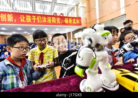 Hefei, Hefei, Chine. Apr 19, 2017. Hefei, Chine-Avril 19 2017 : (usage éditorial uniquement. Chine OUT) Les élèves l'expérience de la pensée-robots à Hefei, Chine de l'est l'Anhui Province, avril 19th, 2017. Crédit : SIPA Asie/ZUMA/Alamy Fil Live News Banque D'Images