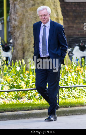 Londres, Royaume-Uni. Apr 19, 2017. Downing Street, Londres, 19 avril 2017. Secrétaire d'État à la sortie de l'Union européenne David Davis s'approche à pas de 10 Downing Street, résidence officielle du Premier ministre britannique Theresa peuvent le jour après qu'elle a déclenché l'élection générale du 8 juin Crédit : Paul Davey/Alamy Live News Banque D'Images