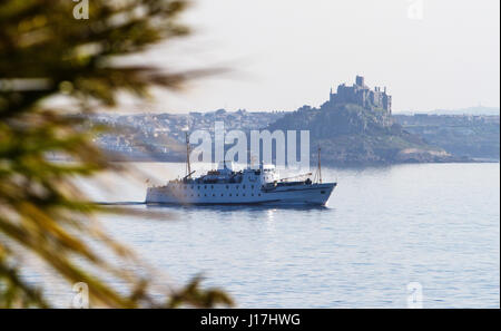 Mount's Bay, au Royaume-Uni. Apr 19, 2017. Météo britannique. Dans un calme, soleil, Mount's Bay, les passagers à bord de la RMV Scillonian quitter le Cornish Riviera en route pour les Îles Scilly. Crédit : Mike Newman/Alamy Live News Banque D'Images