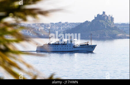 Mount's Bay, au Royaume-Uni. Apr 19, 2017. Météo britannique. Dans un calme, soleil, Mount's Bay, les passagers à bord de la RMV Scillonian quitter le Cornish Riviera en route pour les Îles Scilly. Crédit : Mike Newman/Alamy Live News Banque D'Images