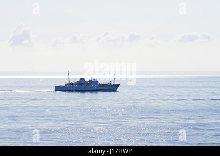 Mount's Bay, au Royaume-Uni. Apr 19, 2017. Météo britannique. Dans un calme, soleil, Mount's Bay, les passagers à bord de la RMV Scillonian quitter le Cornish Riviera en route pour les Îles Scilly. Crédit : Mike Newman/Alamy Live News Banque D'Images