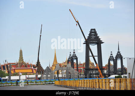 Bangkok, Thaïlande. Apr 19, 2017. Photo prise le 19 avril 2017 montre la construction de l'emplacement de l'urne funéraire pour feu le Roi Bhumibol Adulyadej à Bangkok, Thaïlande. La cérémonie de crémation de la Thaïlande est tard le roi Bhumibol Adulyadej, qui est décédé en octobre 2016, aura lieu le mois d'octobre de 2017, selon les médias locaux. Source : Xinhua/Alamy Live News Banque D'Images