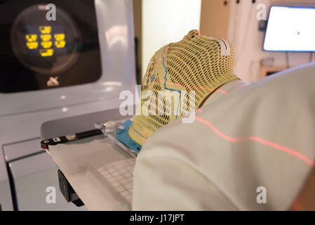 Radiothérapie patient montrant masque lignes laser pour cibler les cellules cancéreuses dans le cerveau Banque D'Images