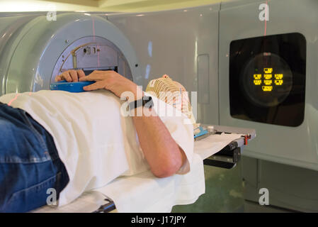 Radiothérapie patient montrant masque lignes laser pour cibler les cellules cancéreuses dans le cerveau Banque D'Images