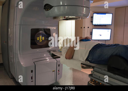 Radiothérapie patient montrant masque lignes laser pour cibler les cellules cancéreuses dans le cerveau Banque D'Images