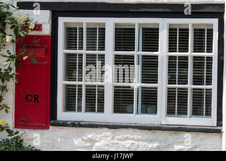 Un post Fort Rouge construit dans un mur d'une maison vieille de plusieurs siècles à Eardisley village près de l'A4111 road dans le Herefordshire, Angleterre. Est sur Eardisley Banque D'Images