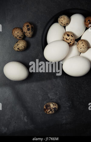 Les oeufs de caille et de poulet sur une table Banque D'Images