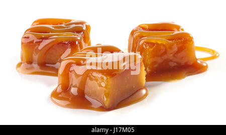 Bonbons au caramel isolé sur fond blanc Banque D'Images