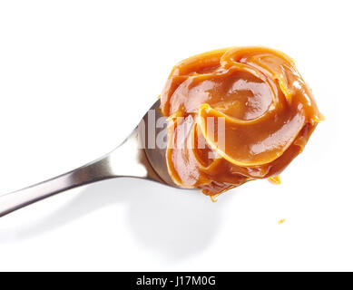 Cuillère à soupe de caramel maison douce isolé sur fond blanc, vue du dessus Banque D'Images