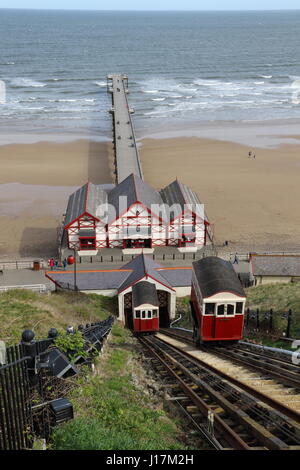 La plus ancienne de l'eau de la falaise d'exploitation équilibrée à Saltburn by the sea, Royaume-Uni, début Le samedi de Pâques Banque D'Images