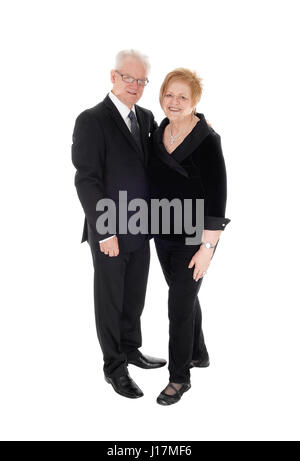 Une jolie vieille couple standing in suits, se tenant en pleine longueur, isolée pour fond blanc. Banque D'Images